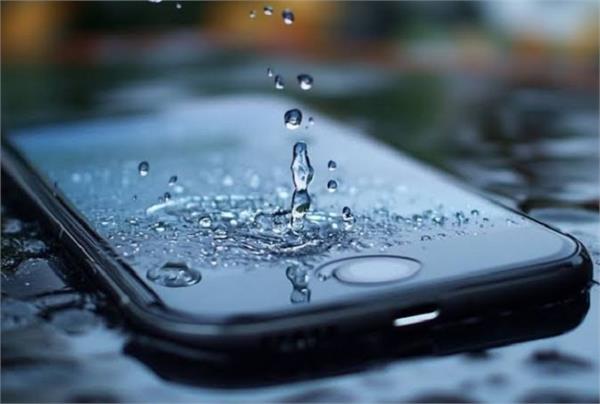 the phone has been damaged due to rain  so don  t panic 