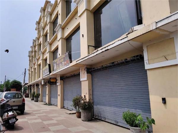 tanda band shops closed