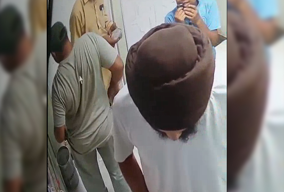 ATM ਕਾਰਡ ਬਦਲ ਕੇ 41 ਹਜ਼ਾਰ ਦੀ ਠੱਗੀ, ਸੀਸੀਟੀਵੀ ''ਚ ਕੈਦ ਹੋਈ ਵਾਰਦਾਤ