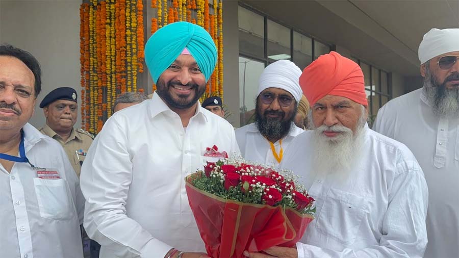 ਜਲੰਧਰ ਕੈਂਟ ਰੇਲਵੇ ਸਟੇਸ਼ਨ ਪਹੁੰਚੇ ਪਦਮ ਸ਼੍ਰੀ ਸੰਤ ਨਿਰੰਜਨ ਦਾਸ ਜੀ, ਰਵਨੀਤ ਬਿੱਟੂ ਨੇ ਕੀਤਾ ਸਵਾਗਤ