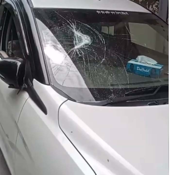 ਗਲੀ ''ਚ ਖੜ੍ਹੀਆਂ ਗੱਡੀਆਂ ਦੇ ਭੰਨੇ ਸ਼ੀਸ਼ੇ! CCTV ''ਚ ਕੈਦ ਹੋਈ ਘਟਨਾ