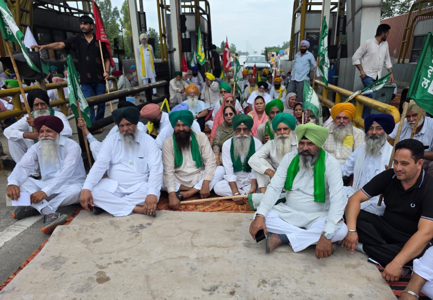 ਕਿਸਾਨਾਂ ਨੇ ਦੱਪਰ ਟੋਲ ਪਲਾਜ਼ਾ ਕੀਤਾ ਤਿੰਨ ਘੰਟੇ ਲਈ ਮੁਫ਼ਤ, ਬਿਨਾਂ ਟੋਲ ਦਿੱਤੇ ਲੰਘ ਰਹੇ ਵਾਹਨ