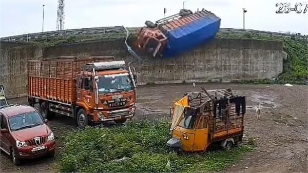 truck falls off flyover and overturns in nashik driver dies