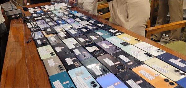 gurdaspur police returns mobile phones worth rs 26 lakh to their owners