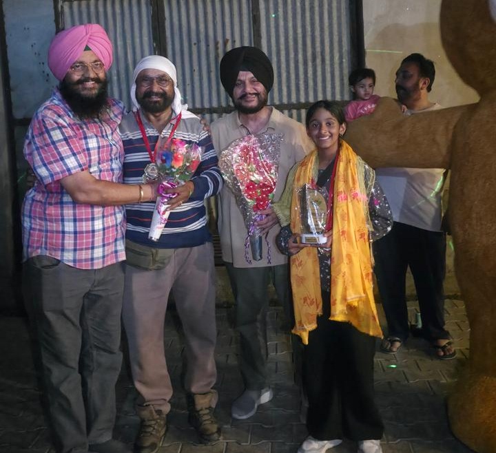65 ਸਾਲਾ ਨਾਨੇ ਨੇ 11 ਸਾਲਾ ਦੋਹਤੀ ਨਾਲ ਮੋਟਰਸਾਈਕਲ ''ਤੇ ਫ਼ਤਿਹ ਕੀਤੇ ਜੰਮੂ-ਕਸ਼ਮੀਰ ਦੇ ਪਹਾੜ