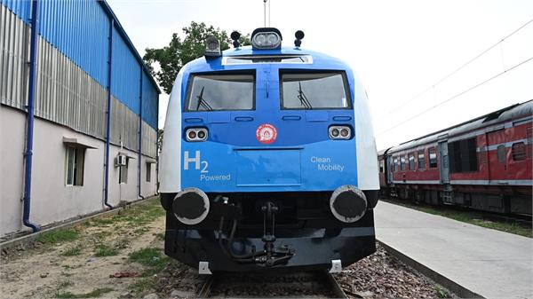 hydrogen train  1200 km  travel  diesel savings