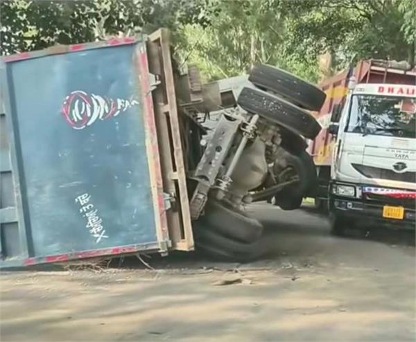 tipper overturned on   hajipur dasuya highway  