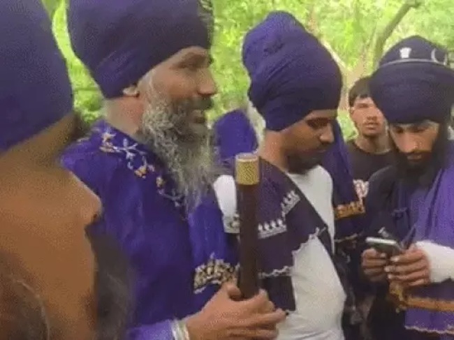 ਨਿਹੰਗ ਸਿੰਘਾਂ ਨੇ ਪਾਰਕ ''ਚ REELs ਬਣਾਉਂਦੀਆਂ ਮਾਵਾਂ-ਧੀਆਂ ਨੂੰ ਰੋਕਿਆ, ਫ਼ੋਨ ਫੜ ਡਿਲੀਟ ਕੀਤੀਆਂ ਵੀਡੀਓਜ਼