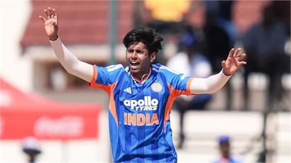 mayank yadav took a wicket on the very first ball