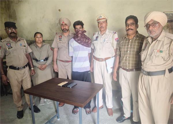 trains  mobile phones  thieves arrested