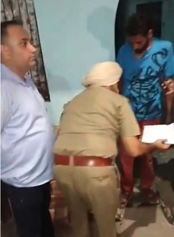 ਘਰ ''ਚ ਪੁਲਸ ਤੇ ਆਬਕਾਰੀ ਵਿਭਾਗ ਦਾ ਛਾਪਾ, ਵੱਡੀ ਮਾਤਰਾ ਵਿਚ ਸ਼ਰਾਬ ਬਰਾਮਦ