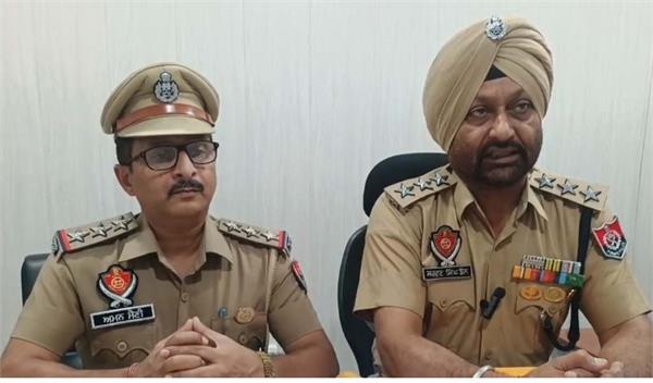 ips cheated ten people of lakhs thug arrested along with wife and father