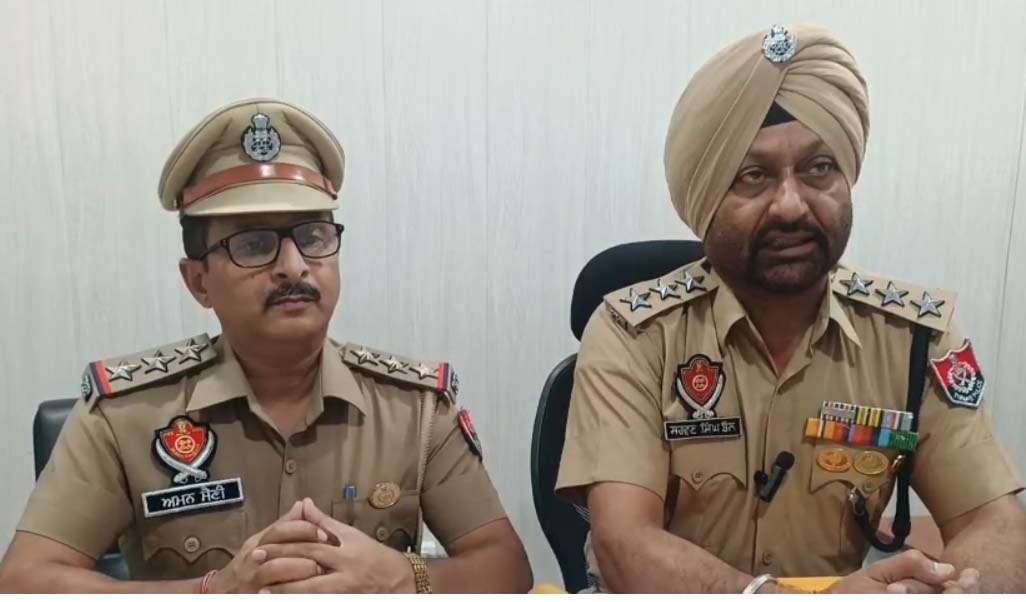 ਖ਼ੁਦ ਨੂੰ IPS ਦੱਸ ਲੋਕਾਂ ਨਾਲ ਮਾਰੀ ਲੱਖਾਂ ਦੀ ਠੱਗੀ, ਹੁਣ ਪਤਨੀ ਤੇ ਪਿਤਾ ਸਣੇ ਹੋਇਆ ਗ੍ਰਿਫ਼ਤਾਰ
