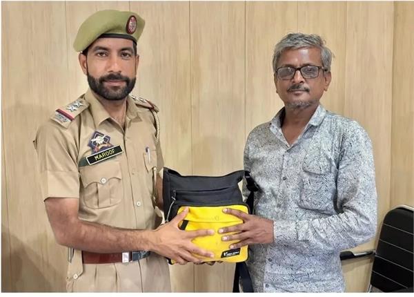 amarnath yatra  passenger  cab  cash  bag  police