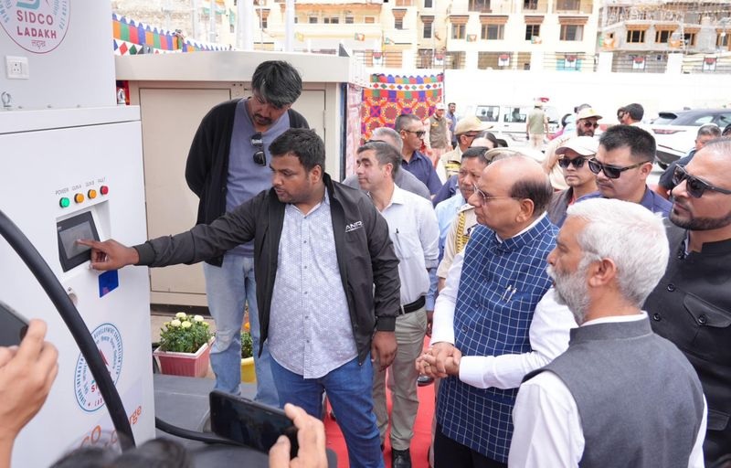 ਲੱਦਾਖ ਦੇ ਉੱਪ ਰਾਜਪਾਲ ਨੇ ਕੇਂਦਰ ਸ਼ਾਸਿਤ ਪ੍ਰਦੇਸ਼ ਦੇ ਪਹਿਲੇ EV ਚਾਰਜਿੰਗ ਸਟੇਸ਼ਨ ਦਾ ਕੀਤਾ ਉਦਘਾਟਨ
