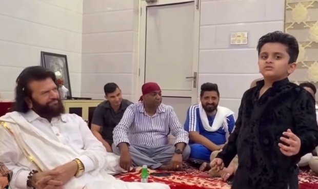ਦਾਦਾ ਹੰਸਰਾਜ ਹੰਸ ਤੇ ਪਿਤਾ ਯੁਵਰਾਜ ਹੰਸ ਦੇ ਰਾਹ 'ਤੇ ਚੱਲਣ ਲੱਗਾ ਹਰਿਦਾਨ ! ਗਾਣਾ ਗਾਉਂਦੇ ਦੀ ਵੀਡੀਓ ਹੋਈ ਵਾਇਰਲ