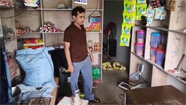 thieves cleaned their hands in a grocery shop