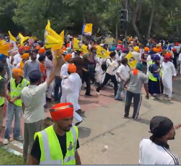 ਚੰਡੀਗੜ੍ਹ 'ਚ ਦਾਖ਼ਲ ਹੋਏ ਅੰਮ੍ਰਿਤਪਾਲ ਸਿੰਘ ਦੇ ਸਮਰਥਕ, ਪੁਲਸ ਵਲੋਂ ਸੁਰੱਖਿਆ ਦੇ ਸਖ਼ਤ ਪ੍ਰਬੰਧ