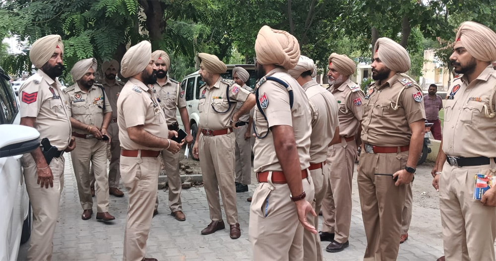 ਗੁਰੂਹਰਸਹਾਏ ''ਚ ਹੋ ਰਹੀਆਂ ਨਗਰ ਕੌਂਸਲ ਚੋਣਾਂ ਦੌਰਾਨ SSP ਨੇ ਸੈਂਟਰ ਦਾ ਕੀਤਾ ਦੌਰਾ