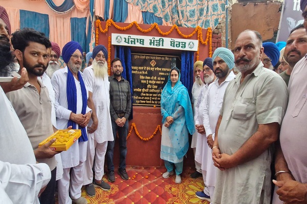ਬੀਬਾ ਬਾਦਲ ਨੇ ਪਿੰਡ ਕਰਮਗੜ੍ਹ ਛਤਰਾਂ ਵਿਖੇ 5 ਕਰੋੜ ਦੀ ਲਾਗਤ ਨਾਲ ਨਵੀਂ ਸੜਕ ਦਾ ਰੱਖਿਆ ਨੀਂਹ ਪੱਥਰ