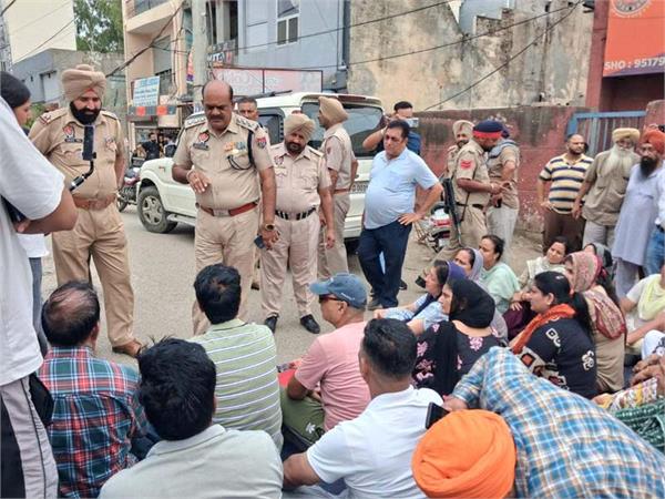 family blocks road in front of police station in adampur murder case