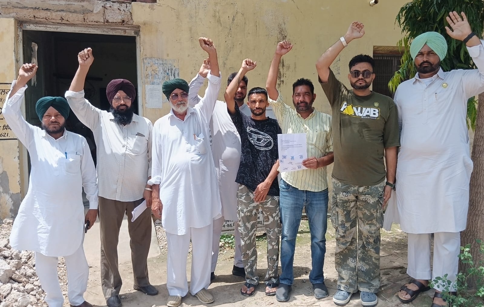 ਪਿੰਡ ਛੀਨੀਵਾਲ ਕਲਾਂ ਦੇ ਪੰਚ ਬਹੁਮਤ ਦਾ ਪ੍ਰਸਤਾਵ ਲੈ ਕੇ ਬੀਡੀਪੀਓ ਦਫ਼ਤਰ ਪੁੱਜੇ, ਚੋਣ ਨਾ ਕਰਵਾਉਣ ''ਤੇ ਜਤਾਇਆ ਰੋਸ