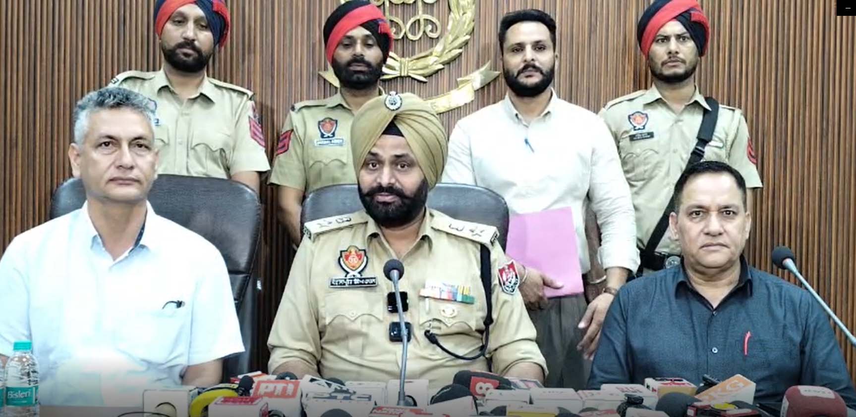 50 ਹਜ਼ਾਰ 'ਚ ਹੋਇਆ ਪੁਲਸ ਮੁਲਾਜ਼ਮ ਦੇ ਕਤਲ ਦਾ ਸੌਦਾ, ਖਤਰਨਾਕ ਹਥਿਆਰਾਂ ਨਾਲ ਫੜੇ ਗਏ ਮੁਲਜ਼ਮ