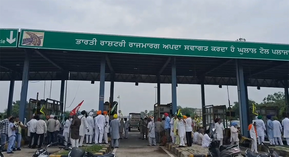 ਪੰਜਾਬ ਦੇ ਟੋਲ ਪਲਾਜ਼ਿਆਂ ''ਤੇ ਨਹੀਂ ਲੱਗਿਆ ਟੈਕਸ, ਬਿਨਾਂ ਪਰਚੀ ਕਟਾਏ ਲੰਘੇ ਵਾਹਨ