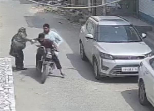 mobile snatching  video goes viral  robbers