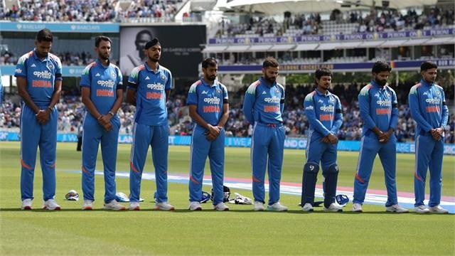 ENG vs IND: ਤੀਜੇ ਵਨਡੇ ਮੈਚ ਵਿੱਚ ਖਿਡਾਰੀਆਂ ਨੇ ਬੰਨ੍ਹੇ ਕਾਲੇ ਆਰਮਬੈਂਡ, ਮਹਾਨ ਕ੍ਰਿਕਟਰ ਨੂੰ ਦਿੱਤੀ ਸ਼ਰਧਾਂਜਲੀ