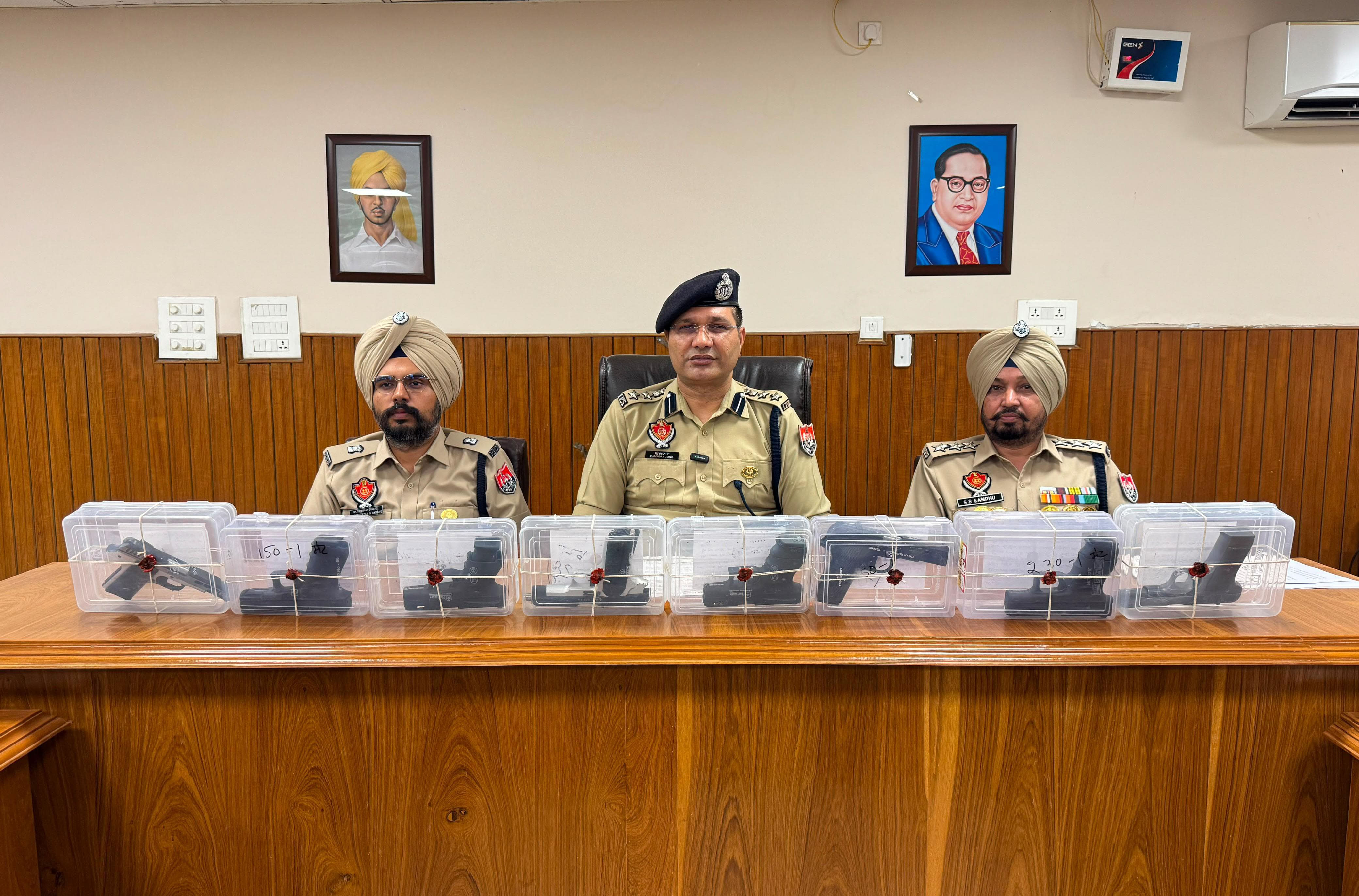 ਤਰਨਤਾਰਨ: ਵੱਡੇ ਹਥਿਆਰਾਂ ਸਮੇਤ 2 ਤਸਕਰ ਗ੍ਰਿਫਤਾਰ, ਪਾਕਿ ਸਮਗਲਰਾਂ ਦੇ ਸੰਪਰਕ ''ਚ ਸਨ ਮੁਲਜ਼ਮ