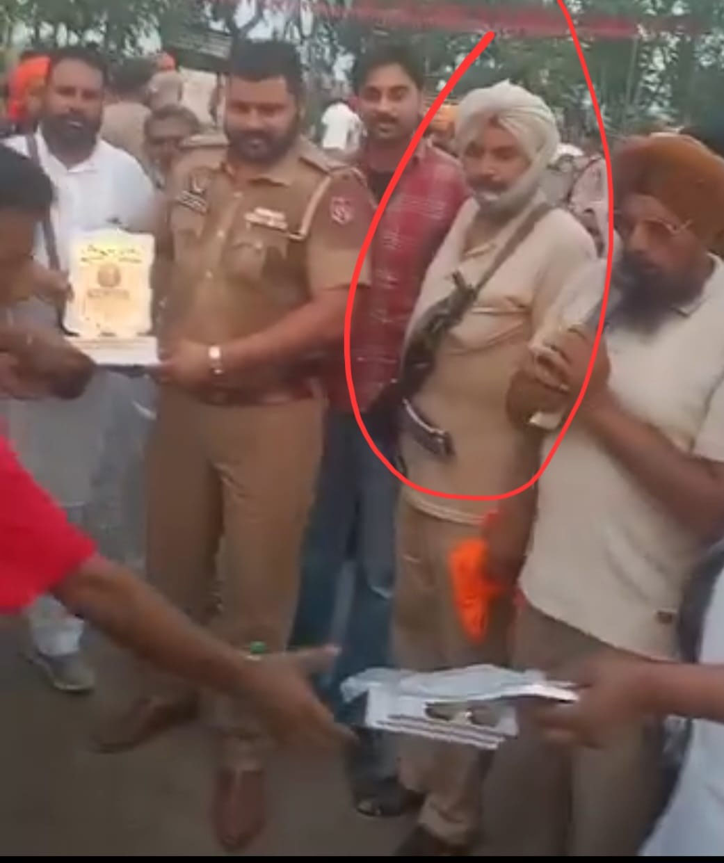 ਪੰਜਾਬ ਪੁਲਸ ਦੇ ASI ਨੇ ਰੱਖਿਆ ਪ੍ਰਾਈਵੇਟ ਬਾਡੀਗਾਰਡ,  ਹੱਥ 'ਚ ਫੜਾਈ ਸਰਕਾਰੀ AK47, SSP ਨੇ ਕਰ'ਤੀ ਕਾਰਵਾਈ
