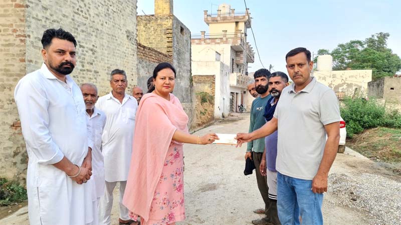ਮਹਿੰਦਵਾਣੀ 'ਚ ਕੱਚੀਆਂ ਗਲੀਆਂ ਪੱਕੀਆਂ ਕਰਵਾਉਣ ਲਈ ਨਿਮਿਸ਼ਾ ਮਹਿਤਾ ਨੇ 100 ਬੋਰੀ ਸੀਮੇਂਟ ਕੀਤਾ ਭੇਟ