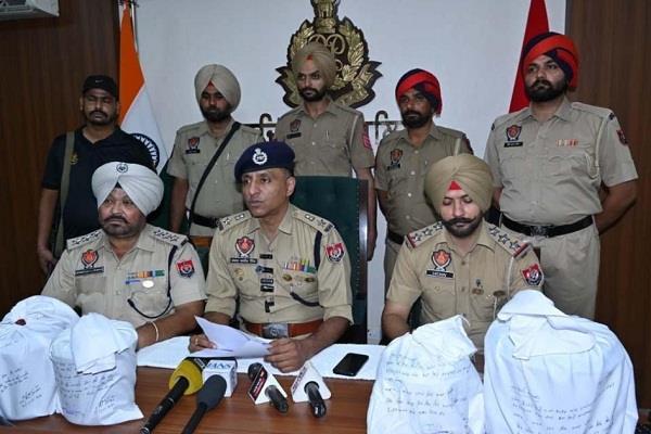6 accused arrested with heroin and illegal weapons