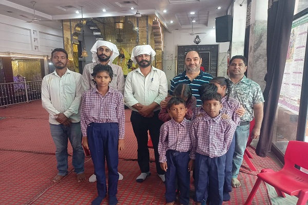 6 ਬੱਚੇ ਘਰੋਂ ਸਕੂਲ ਗਏ ਪਰ ਪੁੱਜ ਗਏ ਮੰਦਰ, ਸਮਾਜ ਸੇਵੀ ਵਿੱਕੀ ਆਵਲਾ ਨੇ ਪਹੁੰਚਾਇਆ ਸਕੂਲ