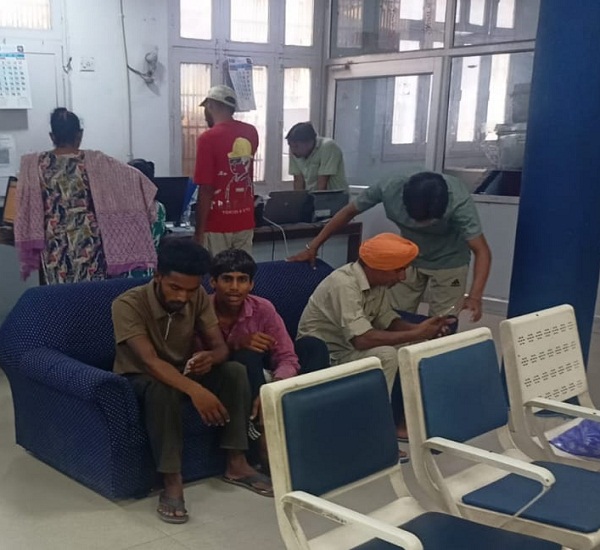 ਬੈਂਕ ਦਾ AC ਖ਼ਰਾਬ ਹੋਣ ਕਾਰਨ ਆਧਾਰ ਕਾਰਡ ਦਾ ਕੰਮ ਕਰਾਉਣ ਆਏ ਲੋਕ ਪਰੇਸ਼ਾਨ