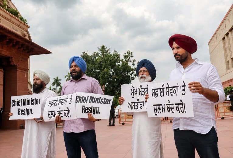 ਸਫ਼ਾਈ ਸੇਵਕਾਂ 'ਤੇ ਲਾਠੀਚਾਰਜ ਨੂੰ ਲੈ ਕੇ ਸੰਸਦ ਭਵਨ ਦੇ ਬਾਹਰ ਸੰਸਦ ਮੈਂਬਰਾਂ ਦਾ ਰੋਸ ਪ੍ਰਦਰਸ਼ਨ
