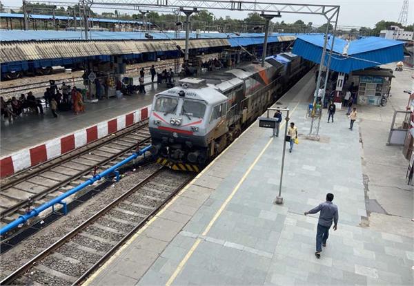 train delays become a problem in the rain
