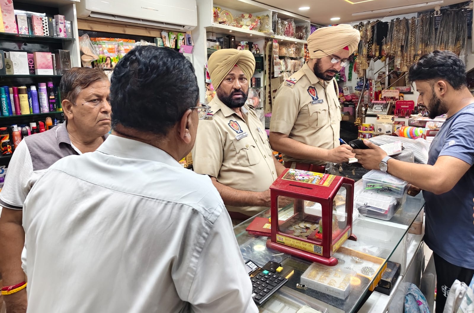 ਮਨਿਆਰੀ ਦੀ ਦੁਕਾਨ ’ਚੋਂ ਚੋਰੀ, ਨੋਟਾਂ ਦੇ ਹਾਰ ਤੇ ਦਾਨ ਦੀ ਰਕਮ ਵੀ ਚੁੱਕ ਕੇ ਲੈ ਗਏ ਚੋਰ