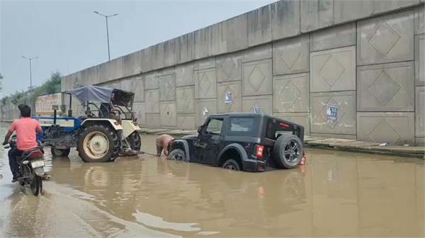 thar vehicle stuck in potholes on road in jalandhar