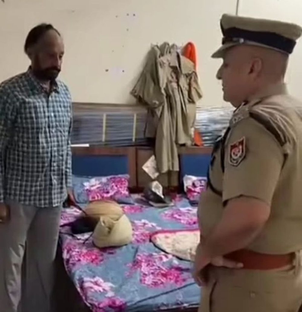 ਡੀ. ਆਈ. ਜੀ. ਨੇ ਥਾਣੇ 'ਚ ਰੇਡ ਕਰ ਸੁੱਤਾ ਪਿਆ ਫੜਿਆ SHO, ਕਿਹਾ ਹੁਣ ਤੁਸੀਂ ਸਸਪੈਂਡ