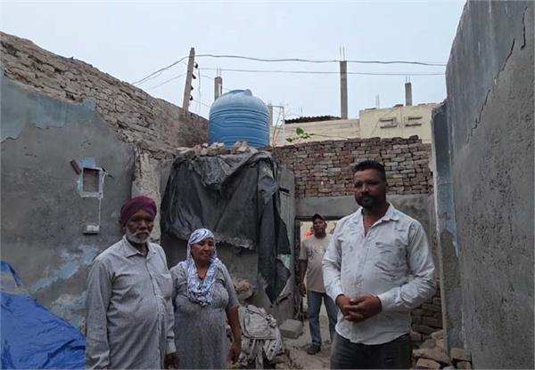 poor family  s roof collapsed due to rain