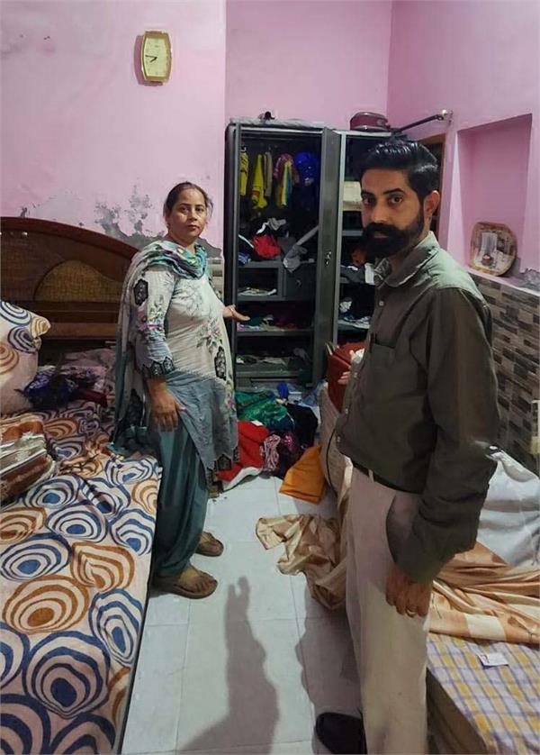 thieves targeted the house  stole jewelery and cash