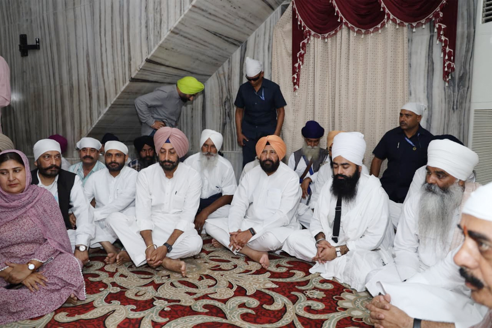 ਨਿੱਕੇ ਘੁੰਮਣ ਵਿਖੇ ਸੰਤ ਬਾਬਾ ਅਮਰੀਕ ਸਿੰਘ ਦੀ ਅੰਤਿਮ ਅਰਦਾਸ ਸਮਾਗਮ ''ਚ ਹੋਏ ਸ਼ਾਮਲ ਕੇਵਲ ਢਿੱਲੋਂ