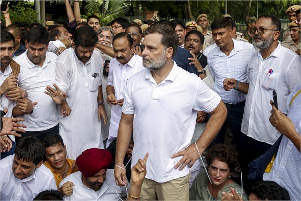 students fight reaches pm s residence rahul gandhi appeals