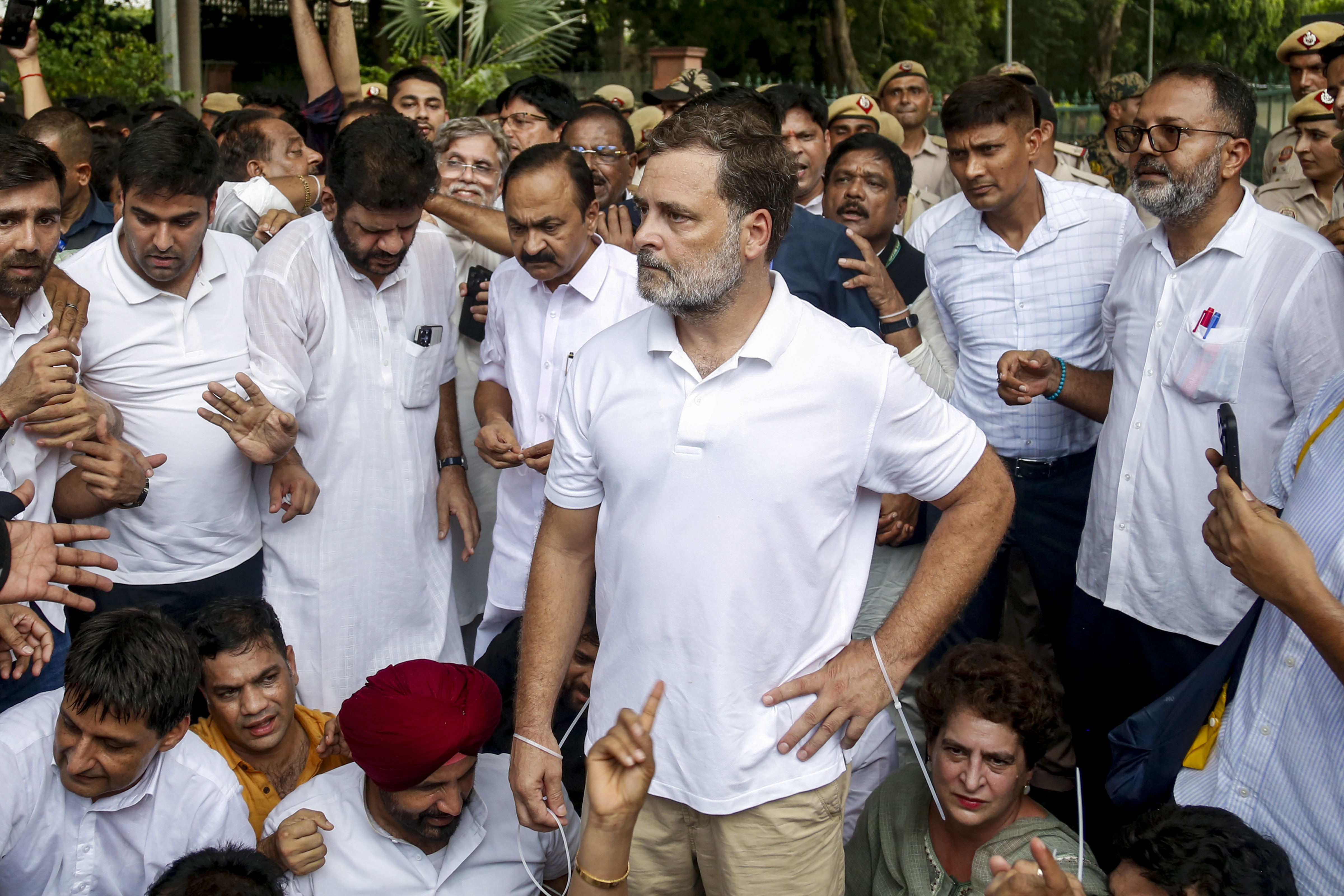 PM ਰਿਹਾਇਸ਼ ਪਹੁੰਚੀ NEET ਪੇਪਰ ''ਤੇ ਵਿਦਿਆਰਥੀਆਂ ਦੀ ਜੰਗ, ਰਾਹੁਲ ਗਾਂਧੀ ਨੇ ਜਨਤਾ ਕੀਤੀ ਅਪੀਲ