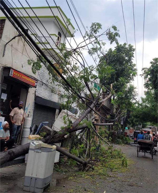 powercom  s problems increase due to storm and rain