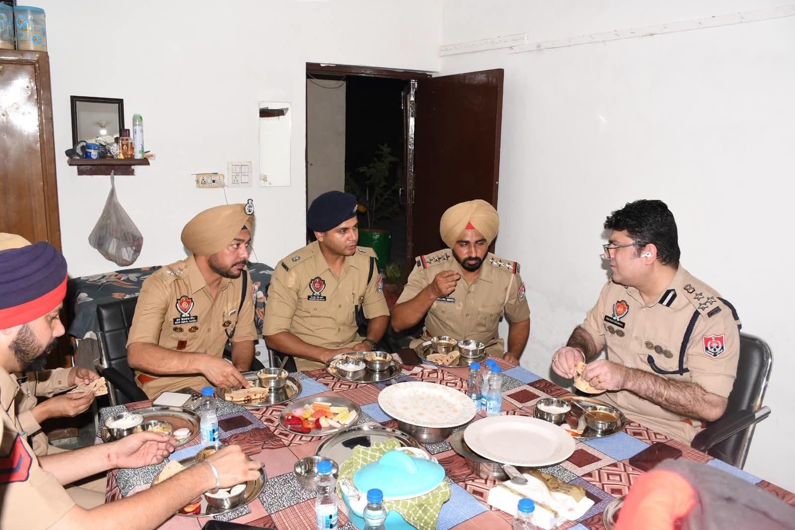 ਪੁਲਸ ਕਮਿਸ਼ਨਰ ਵੱਲੋਂ ਥਾਣੇ ਦਾ ਅਚਣਚੇਤ ਦੌਰਾ! ਮੁਲਾਜ਼ਮਾਂ ਨਾਲ ਬਹਿ ਕੇ ਖਾਧੀ ਰੋਟੀ
