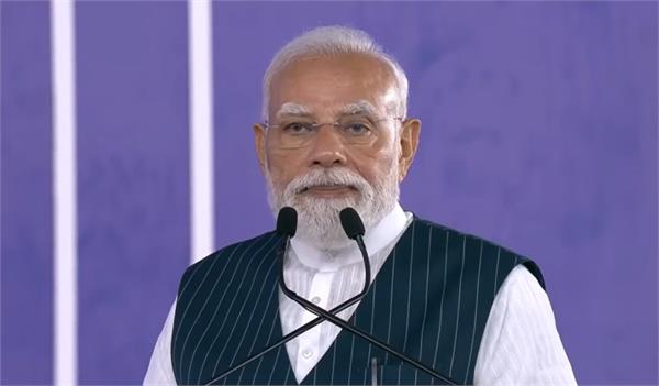 pm modi inaugurates semiconductor plant in gujarat