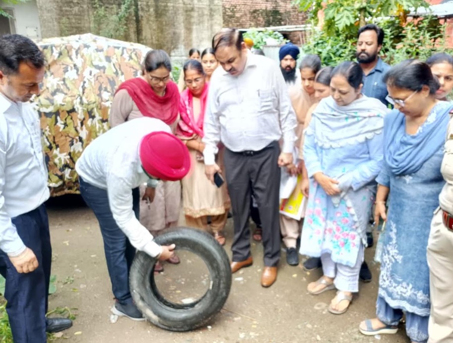ਗੁਰਦਾਸਪੁਰ ’ਚ ਡੇਂਗੂ ਵਿਰੁੱਧ ਵੱਡੀ ਮੁਹਿੰਮ: ਪੁਲਸ ਥਾਣੇ ’ਚ ਮਿਲਿਆ ਮੱਛਰ ਦਾ ਲਾਰਵਾ